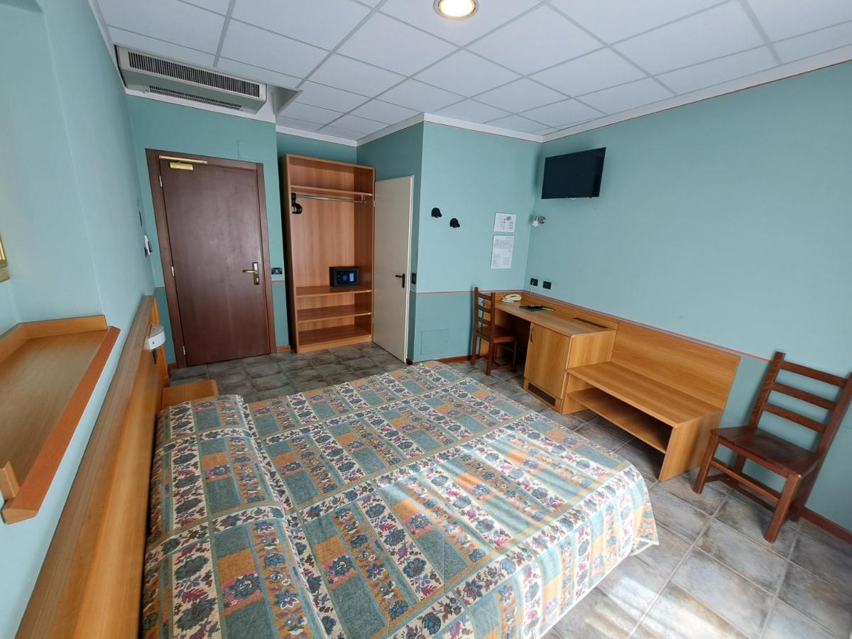 Hotel Azalea Бавено Екстериор снимка