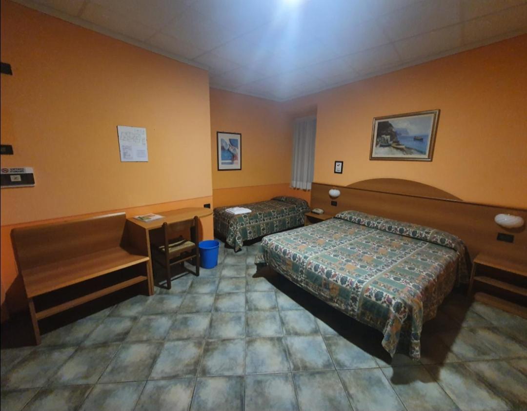 Hotel Azalea Бавено Екстериор снимка