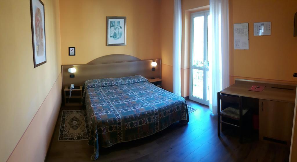 Hotel Azalea Бавено Екстериор снимка
