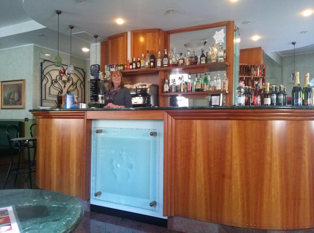Hotel Azalea Бавено Екстериор снимка